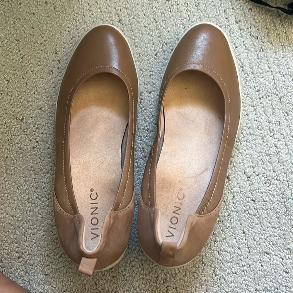 Vionic Women's Tan Platform Slip-On Flats